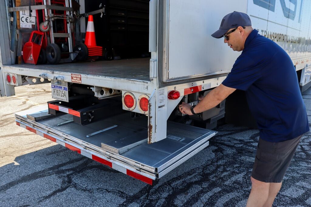 medium-Operating hitch mechanism_edited